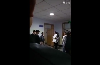 Bikin Heboh, Dosen Ini Hukum Mahasiswa Telat dengan Saling Tampar