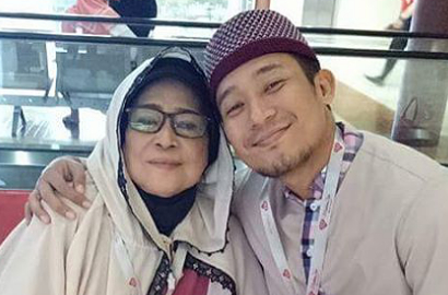 Bertemu Sosok Ini Saat Umroh, Keluarga Denny Cagur Menangis Haru