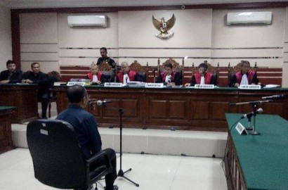 Dahlan Iskan Menangis Bacakan Pembelaan di Sidang