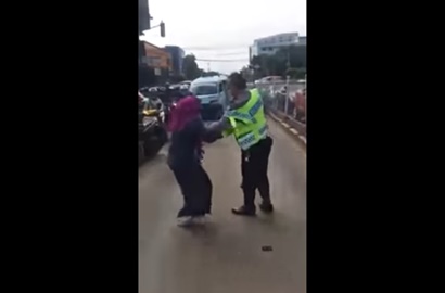 Heboh Ibu-Ibu Pegawai Mahkamah Agung Ngamuk dan Cakar Polisi Lantas