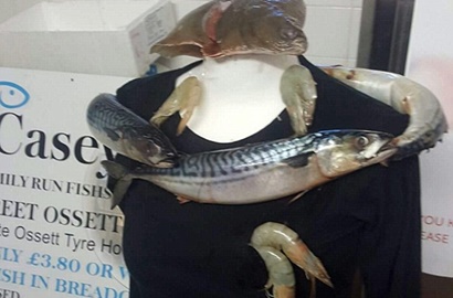 Wanita Ini Gunakan Ikan Mentah Untuk Desain Baju, Keren atau Jijik?