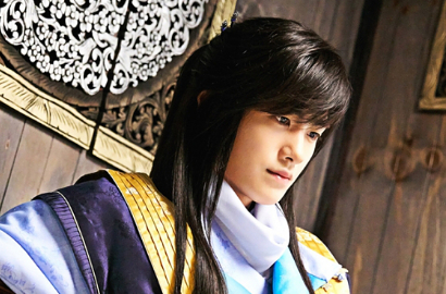 Hyungsik Asyik Melamun di 'Hwarang', Mikirin Go Ara?