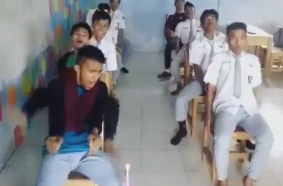 Heboh, Aksi Anak Sekolah Ugal-Ugalan di Bus Challenge