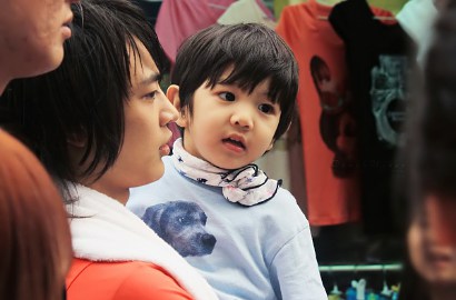 Sudah Gede, Gantengnya Yoogeun 'Hello Baby' SHINee Dijamin Bikin Gemes