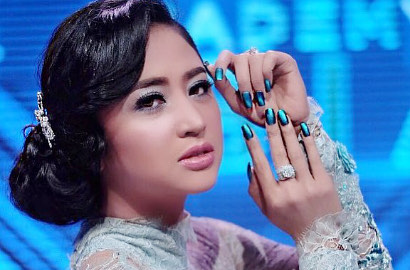 Pakai Nafsu, Video 'Ciuman' Dewi Persik Bikin Netter Panas