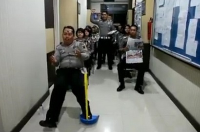 Bikin Ngakak, Intip Aksi Polisi Polda Jateng Ugal-Ugalan di 'Bus Challange'