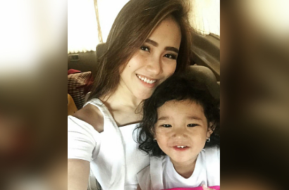 Masih Kecil, Pintarnya Putri Ayu Ting Ting 'Setrika' Baju Sendiri Banjir Pujian