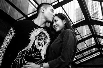 Ciuman Panas Bareng Ganindra Bimo, Lengan 'Bengkak' Andrea Dian Bikin Gagal Fokus