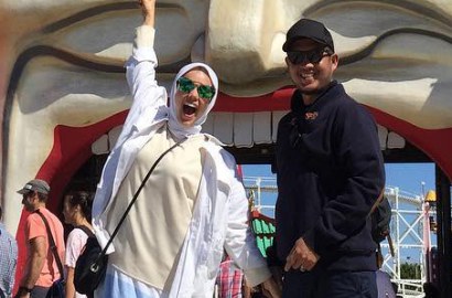 Ultah Nikah ke-5, Dewi Sandra dan Suami Dibully Ciuman Bibir di Tempat Umum