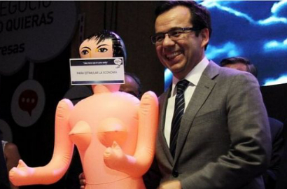 'Bahagia' Terima Hadiah Boneka Seks, Menteri Chile Ini Tuai Kontroversi