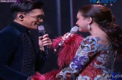 Gandengan Tangan, Duet 'Kau Yang Kutunggu' Rossa-Afgan di HUT Trans Bikin Baper