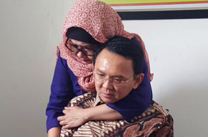 Bela Sang Adik, Kakak Angkat Ahok Dibully Kerudung Palsu