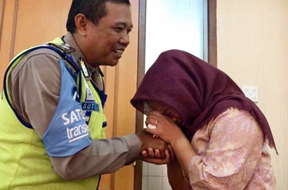 Minta Maaf Usai Cakar Polisi, Dora Cium Tangan Aiptu Sutisna dan Menangis