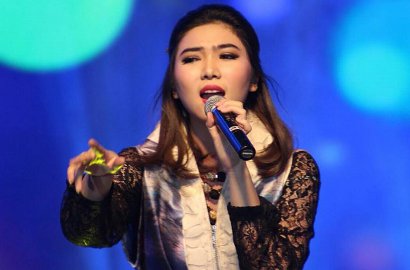 Usir Grogi Kolaborasi Bareng Rossa-Raisa, Isyana Berdoa Seperti Ini