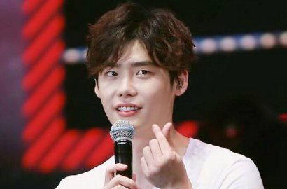 Sok Nelpon Sambil Senyum Imut, Lee Jong Suk Sukses Bikin Fans GR