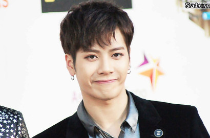 Frustasi 'Diserang' Fans Tiongkok, Jackson GOT7 Sampai Berlutut Pasrah