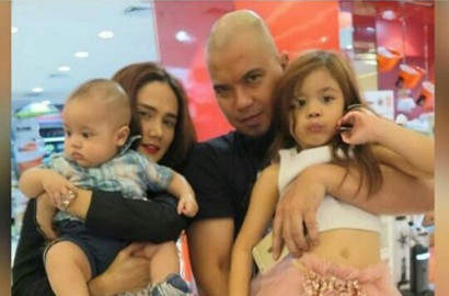 Dipayungi Anak-Anak, Ahmad Dhani dan Mulan Disindir Lagi Tunggu Angkot