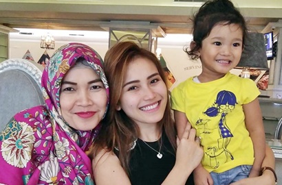 Ibunda Ayu Ting Ting Ikut Promosikan Sinetron 'AADeci', Netter: Nonton Ah