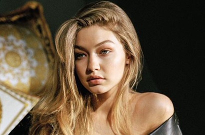 Jadi Model Versace, Gigi Hadid Kembali Pose Bugil