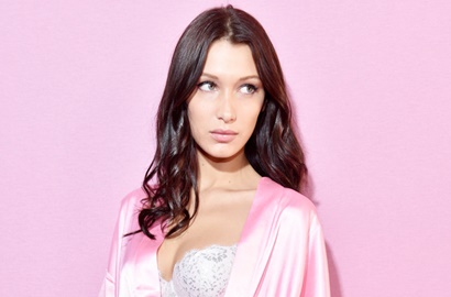 Pakai Baju Tipis, Payudara Bella Hadid Tertangkap Kamera