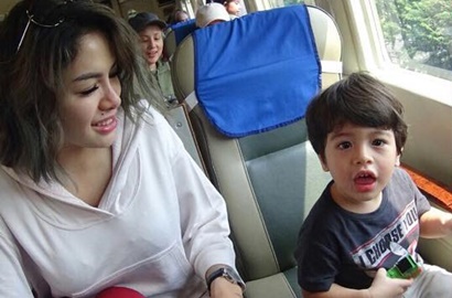 Asyik Video Call Bareng Anak, Nikita Mirzani Dikira Tak Pakai Baju