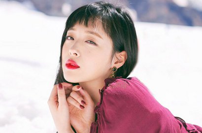 Tak Peduli Musim Dingin, Sulli Pede Pamer Bahu Mulus di Premiere Film