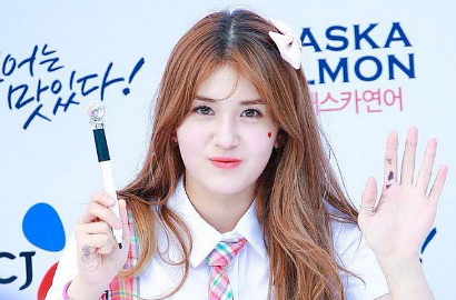 Takut Dalaman Ngintip, MC dan Bodyguard Ini Mati-Matian Tutupi Rok Pendek Somi IOI