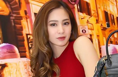 Dikabarkan Nikahi Bos PH, Cerianya Bunga Zainal Pose Bareng Suami dan Kedua Anaknya