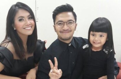 Super Romantis, Ihsan Tarore Beri Denada Kejutan Ultah di Mom & Kids Awards 2016