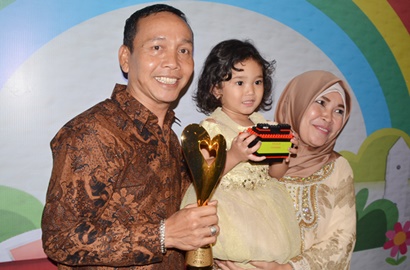 Bilqis Dapat Penghargaan di Mom & Kids Awards 2016, Ayah Ayu Ting Ting Malah Jagokan Rafathar dan El