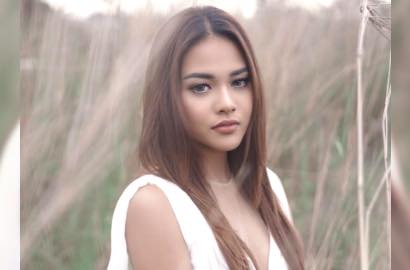 Biasa Seksi, Aurel Cantik Alami Pakai Kain Jarit Sambil Gendong Baby Arsya
