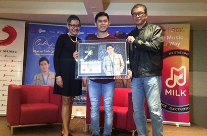 Bikin Bangga, Cakra Khan Raih Platinum Awards Berkat Lagu 'Harus Terpisah'