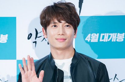 Syuting 'Defendant', Ji Sung Malah Sibuk Goda Anak Anjing