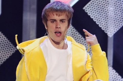 Jelang Natal, Justin Bieber Kepergok Naik Jet Pribadi Bersama Wanita Misterius