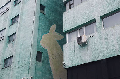 Kelinci Disulap Jadi Tangan, Intip Kerennya Mural Ini di Malam Hari