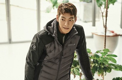 Tampil Gagah dan Keren di Alam Terbuka, Kim Woo Bin Mempesona di 'Merrell'