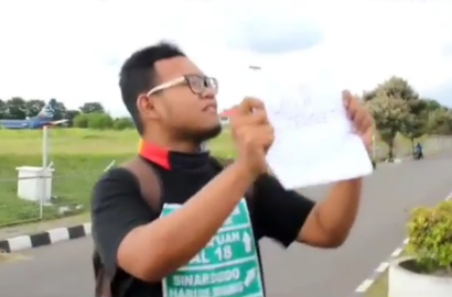Bukan Bus, Pria Kocak Ini Minta Klakson 'Telolet' ke Pesawat