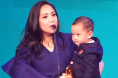 Bikin Merinding, Ada 'Penampakan' Tangan Pria di Foto Nagita dan Rafathar