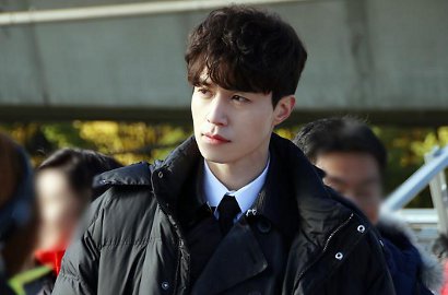 Pakai Setelan Gelap, Lee Dong Wook Super Ganteng di BTS 'Goblin'