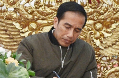 Nggak Melulu Jaket Bomber Jokowi, Fashion Item Ini Pun Pernah Jadi Buah Bibir
