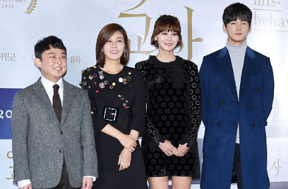 Hadiri Jumpa Pers 'Misbehavior', Begini Manisnya Penampilan Kim Ha Neul cs
