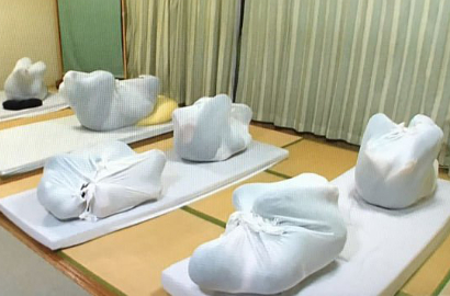 Dibungkus Kain Seperti Bayi, Terapi Perbaiki Postur Tubuh Ini Hebohkan Jepang