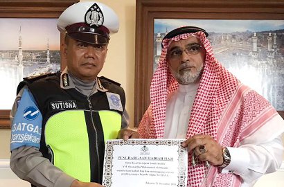 Sabar Hadapi Cakaran, Aiptu Sutisna Dapat Hadiah Naik Haji Gratis