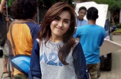 Bikin Ngakak, Foto Ayu Ting Ting Lagi 'Gatal' Jadi Meme 'Om Telolet Om'