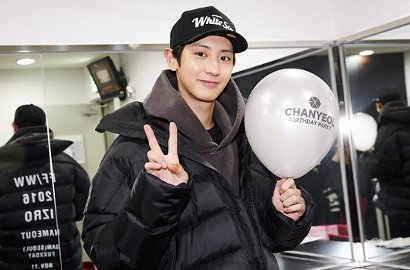 Manisnya Chanyeol EXO Bungkus Sendiri Hadiah-Hadiah untuk Fans