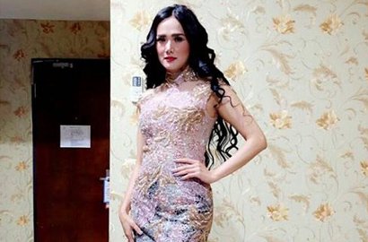 Gendong Baby R Bergaya Cool Ala 'Dhani Kecil', Mata Melotot Mulan Bikin Merinding