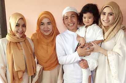 Pamer Foto Umroh Sekeluarga, Perut Adik Ayu Ting Ting Jadi Perhatian Netter