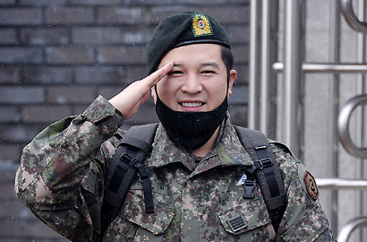 Resmi Keluar Wamil, Shindong Girang Disambut Oleh Leeteuk dan ELF