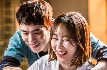 Seo Hyun Jin dan Yoo Yun Suk Serius Syuting Ciuman Mesra di 'Romantic Doctor'