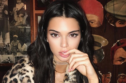 Pakai Bra dan Celana Dalam, Kendall Jenner Pamer Pinggang Ramping